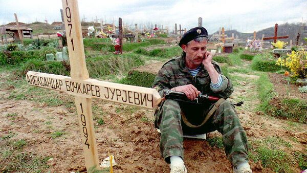 Руски добровољац при српској војци, на гробу свог другара, такође Руса, Александра Јурјевича, на гробљу у Сарајеву, 1994 године. - Sputnik Србија