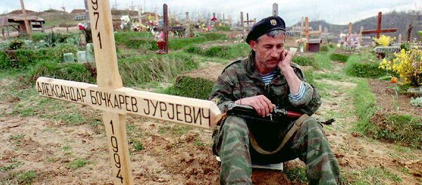 Руски добровољац при српској војци, на гробу свог другара, такође Руса, Александра Јурјевича, на гробљу у Сарајеву, 1994 године. Руски добровољац при српској војци, на гробу свог другара, такође Руса, Александра Јурјевича, на гробљу у Сарајеву, 1994 године. - Sputnik Србија