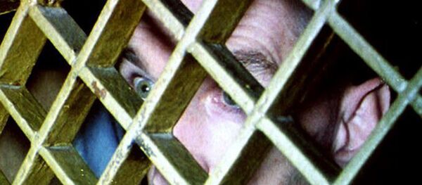 Српски затвореник, 06 августа 1992. гледа кроз решетке на својој ћелији, у главном федералном затвору у Сарајеву, Босна и Херцеговина - Sputnik Србија