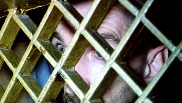 Српски затвореник, 06 августа 1992. гледа кроз решетке на својој ћелији, у главном федералном затвору у Сарајеву, Босна и Херцеговина - Sputnik Србија