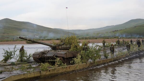 Тенк Т-72 прелази понотонски мост преко реке Онон током руско-монголских војних вежби Селенга 2015 на транс-бајкалској територији. - Sputnik Србија
