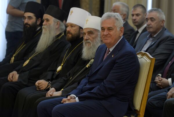Predsednik Srbije Tomisliv Nikolić i patrijarh Irinej tokom ceremonije potpisivanja sporazuma o Izradi mozaika u Hramu Svetog Save Predsednik Srbije Tomisliv Nikolić i patrijarh Irinej tokom ceremonije potpisivanja sporazuma o Izradi mozaika u Hramu Svetog Save - Sputnik Srbija