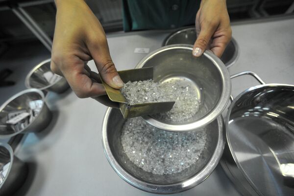 Raspoređivanje dijamanata u prostorijama kompanije Alrosa u Mirnom u Jakutiji Raspoređivanje dijamanata u prostorijama kompanije Alrosa u Mirnom u Jakutiji - Sputnik Srbija