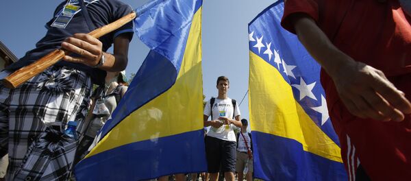 Младићи са заставама БиХ - Sputnik Србија