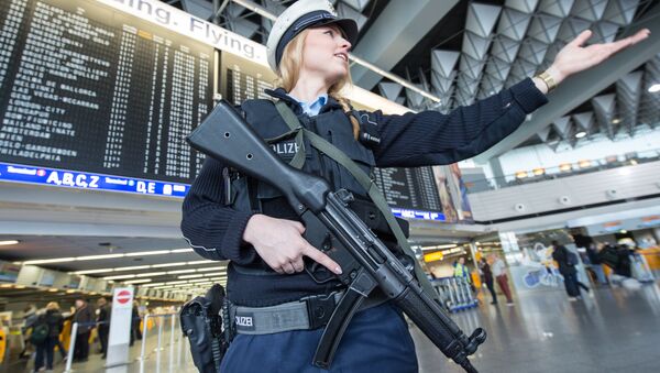 Pripadnica policije na aerodromu u Frankfurtu. - Sputnik Srbija