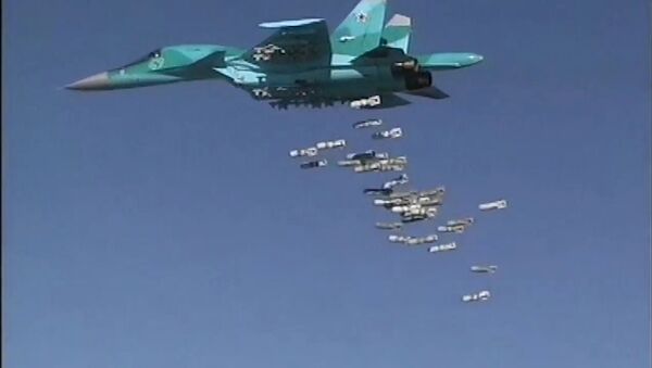Ruski avion Su-34 tokom vazdušnih napada na položaje DAEŠ-a u Siriji. - Sputnik Srbija
