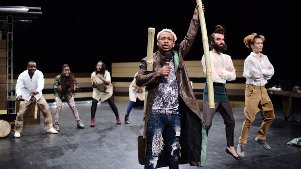 Сцена из представе: Амбасадор: Немачко-западноафрички комад са певањем  - Sputnik Србија