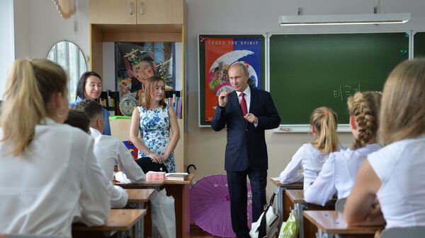 Председник Русије Владимир Путин током посете гимназији у Владивостоку - Sputnik Србија