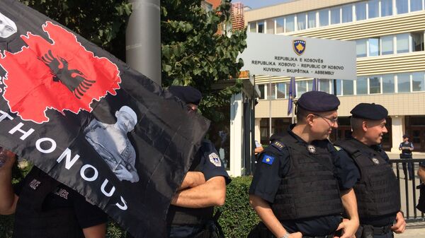 Косовска полиција испред зграде Скупштине у Приштини приликом једног протеста на којем је ношена застава Велике Албаније - Sputnik Србија