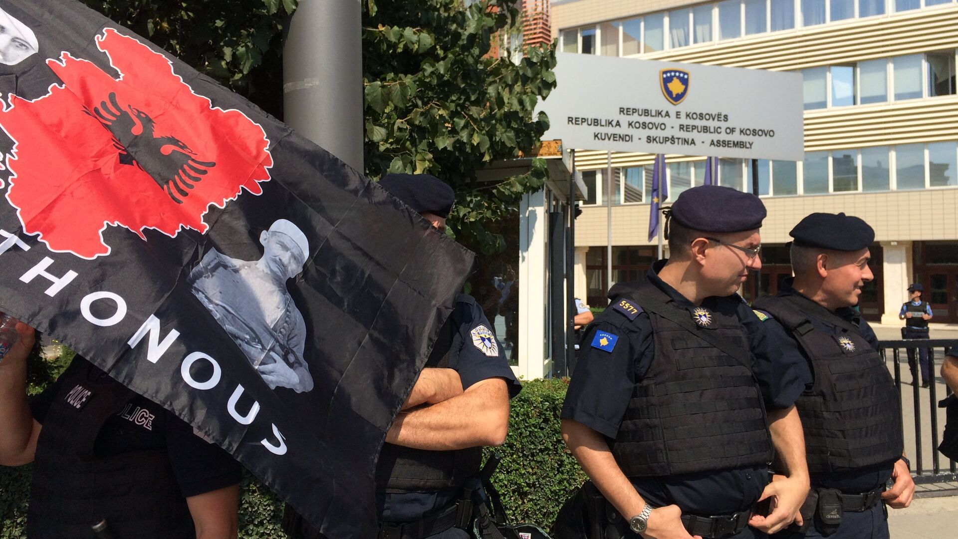 Косовска полиција испред зграде Скупштине у Приштини приликом једног протеста на којем је ношена застава Велике Албаније - Sputnik Србија, 1920, 22.07.2021