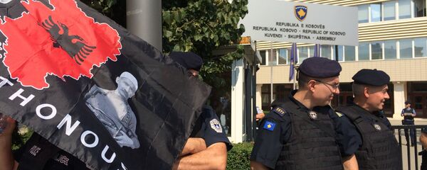 Косовска полиција испред зграде Скупштине у Приштини приликом једног протеста на којем је ношена застава Велике Албаније - Sputnik Србија