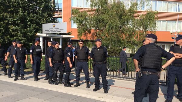 Kosovska policija ispred zgrade Skupštine u Prištini prilikom protesta 1. septembra 2016. god. - Sputnik Srbija