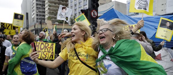 Људи славе опозив председницe Бразила Дилмe Русеф у Сао Паулу, Бразил, августа 31, 2016. Људи славе опозив председницe Бразила Дилмe Русеф у Сао Паулу, Бразил, августа 31, 2016. - Sputnik Србија