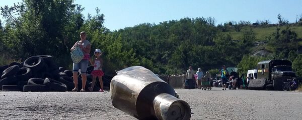 Гелер гранате недалеко од контролног пункта Станица Луганска на линији додира у Донбасу. Гелер гранате недалеко од контролног пункта Станица Луганска на линији додира у Донбасу. - Sputnik Србија