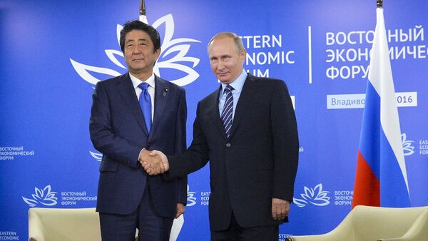 Премијер Јапана Шинзо Абе и председник Русије Владимир Путин током састанка на Источном економском форуму у Владивостоку - Sputnik Србија