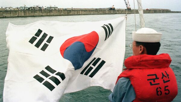 Јужнокорејски официр поред заставе своје земље - Sputnik Србија