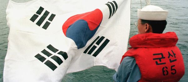 Južnokorejski oficir pored zastave svoje zemlje Južnokorejski oficir pored zastave svoje zemlje - Sputnik Srbija