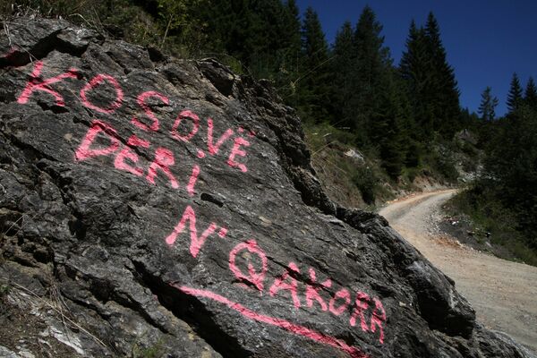 Grafit koji su napisali Albanci sa Kosova na Čakoru : Kosovo je Čakor. - Sputnik Srbija