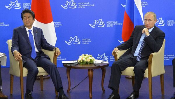 Премијер Јапана Шинзо Абе и председник Русије Владимир Путин током састанка у Владивостоку. - Sputnik Србија