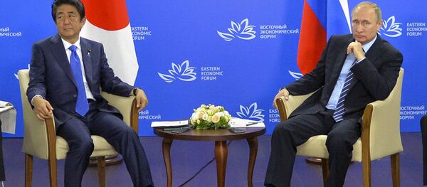 Премијер Јапана Шинзо Абе и председник Русије Владимир Путин током састанка у Владивостоку. - Sputnik Србија