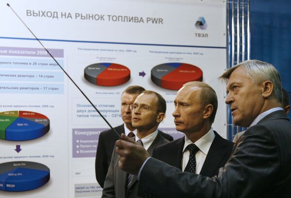 Владимир Путин у посети предузећу за производњу нуклеарног горива Елемаш у Електростали Владимир Путин у посети предузећу за производњу нуклеарног горива Елемаш у Електростали - Sputnik Србија