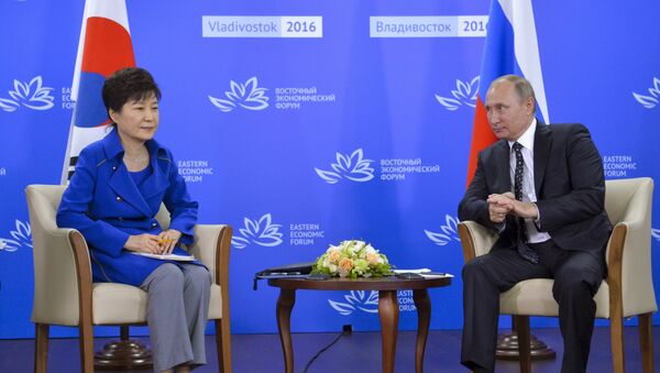 Predsednica Južne Koreje Park Geun Hje i predsednik Rusije Vladimir Putin tokom razgovora u okviru Istočnog ekonomskog foruma u Vladivostoku - Sputnik Srbija