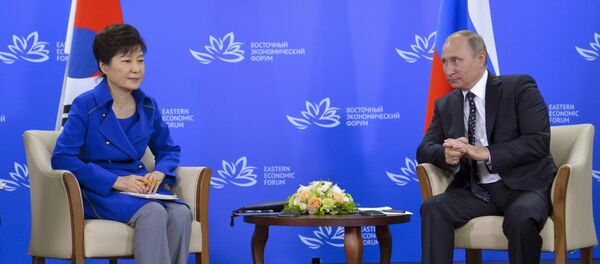 Председница Јужне Кореје Парк Геун Хје и председник Русије Владимир Путин током разговора у оквиру Источног економског форума у Владивостоку - Sputnik Србија