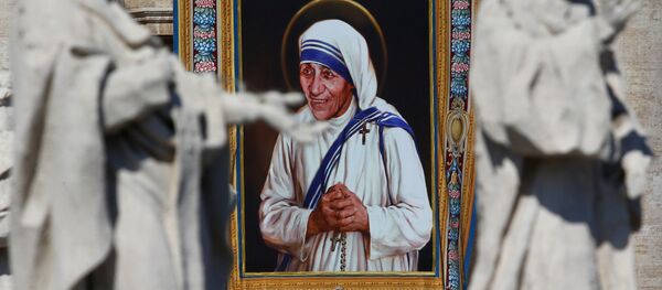 Portret Materi Terezы na fasade sobora Svяtogo Petra Portret Materi Terezы na fasade sobora Svяtogo Petra - Sputnik Srbija