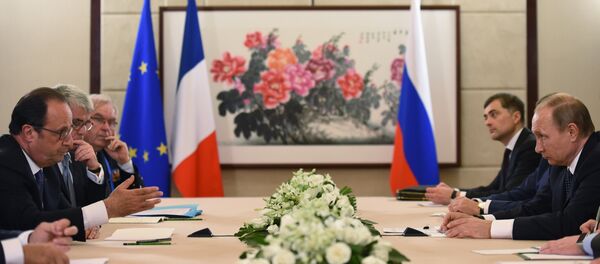 French President Francois Hollande (L) meets with Russian President Vladimir Putin (R) during the G20 Leaders Summit in Hangzhou, in China's eastern Zhejiang province - Sputnik Србија