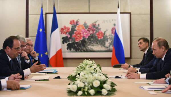 French President Francois Hollande (L) meets with Russian President Vladimir Putin (R) during the G20 Leaders Summit in Hangzhou, in China's eastern Zhejiang province - Sputnik Србија