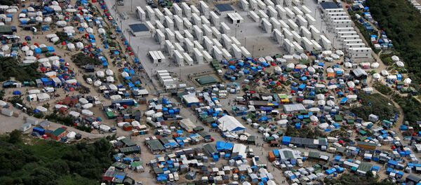 Aerial view of a makeshift camp as containers (rear) are put into place to house migrants living in what is known as the Jungle, a sprawling camp in Calais, France, August 14, 2016. - Sputnik Србија