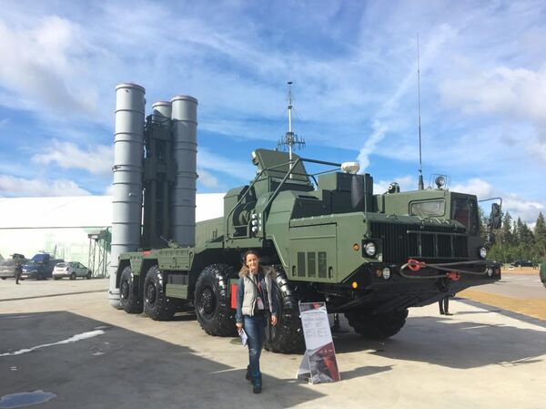 Новинарка Спутњика Оливера Икодиновић поред С-400 Новинарка Спутњика Оливера Икодиновић поред С-400 - Sputnik Србија