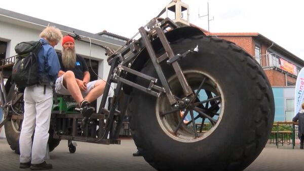 Man Cycles One-Tonne Bike, Breaks Guinness Record - Sputnik Srbija
