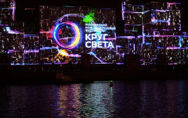 Ceremonija otvaranja Moskovskog Međunarodnog festivala Krug sveta na zgradi Ministrastva odbrane. - Sputnik Srbija