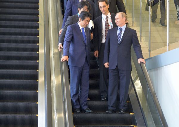 Premijer Japana Šinzo Abe i predsednik Rusije Vladimir Putin na Istočnom ekonomskom forumu u Vladivostoku. Premijer Japana Šinzo Abe i predsednik Rusije Vladimir Putin na Istočnom ekonomskom forumu u Vladivostoku. - Sputnik Srbija