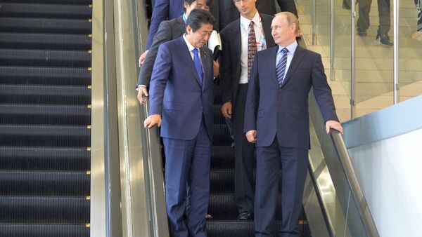 Премијер Јапана Шинзо Абе и председник Русије Владимир Путин на Источном економском форуму у Владивостоку. - Sputnik Србија