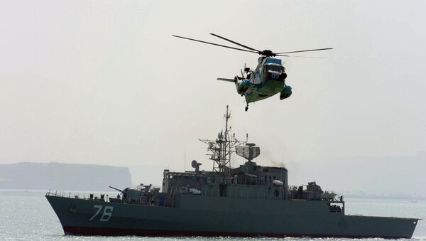 Iranski helikopter leti nad iranskim razaračem tokom vežbi u Persijskom zalivu u Iranu. - Sputnik Srbija
