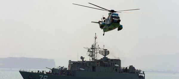 Ирански хеликоптер лети над иранским разарачем током вежби у Персијском заливу у Ирану. - Sputnik Србија