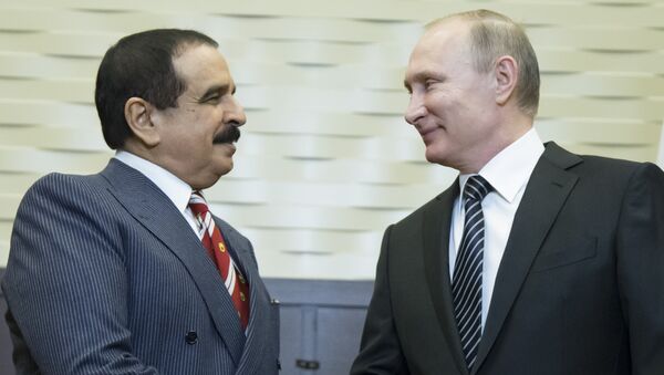 Краљ Бахреина Хамад бин Иса ал Халифа и председник Русије Владимир Путин током састанка у Сочију - Sputnik Србија