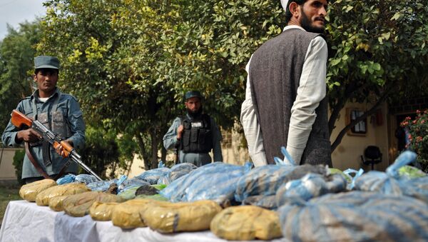 Avganistanska policija obezbeđuje konfiskovani heroin u policijskoj stanici u Džalalabadu. - Sputnik Srbija
