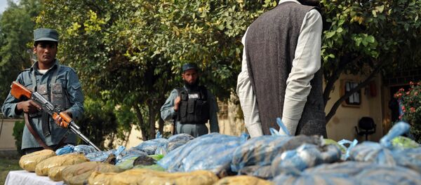 Avganistanska policija obezbeđuje konfiskovani heroin u policijskoj stanici u Džalalabadu. - Sputnik Srbija
