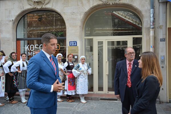 Direktor Kanclearije za KiM Marko Đurić i amabasador Srbije pri Unesku Darko Tanasković na otvaranju izložbe. Direktor Kanclearije za KiM Marko Đurić i amabasador Srbije pri Unesku Darko Tanasković na otvaranju izložbe. - Sputnik Srbija