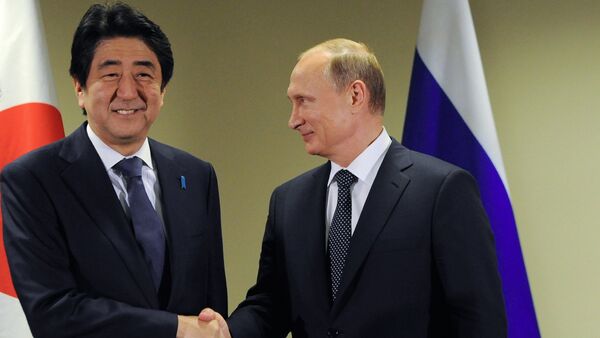 Премијер Јапана Шинзо Абе и председник Русије Владимир Путин - Sputnik Србија