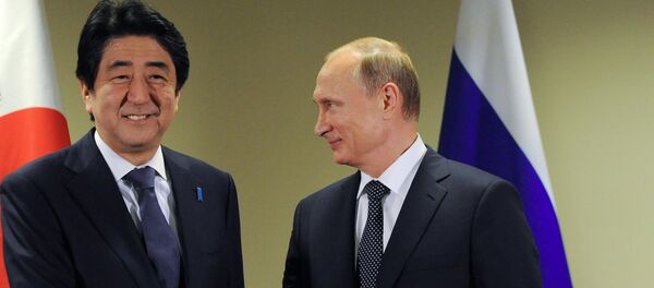 Premijer Japana Šinzo Abe i predsednik Rusije Vladimir Putin Premijer Japana Šinzo Abe i predsednik Rusije Vladimir Putin - Sputnik Srbija