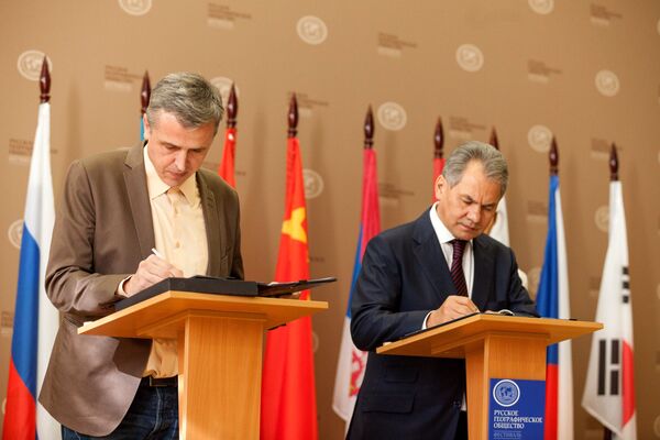 Dr Miroljub Milinčić i predsednik Ruskog geografskog društva Sergej Šojgu potpisuju sporazum o saradnju srpskog i ruskog geografskog društva Dr Miroljub Milinčić i predsednik Ruskog geografskog društva Sergej Šojgu potpisuju sporazum o saradnju srpskog i ruskog geografskog društva - Sputnik Srbija