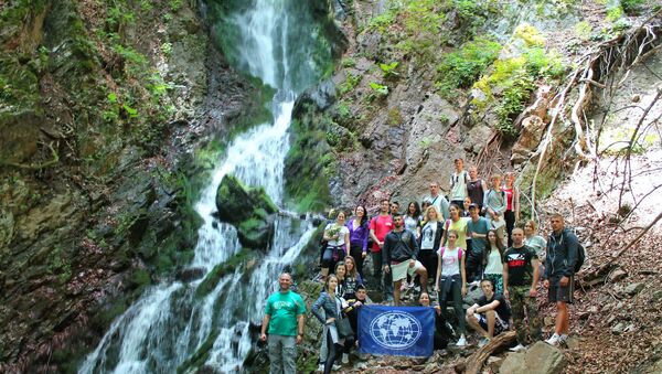 Студенти из Русије и Србије на водопаду Јеловарник на источним падинама Копаоника - Sputnik Србија