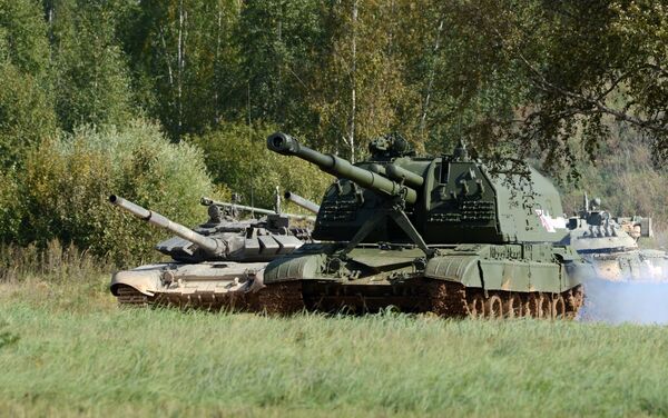 Tenk T-90 (levo) i samohodna artiljerijska jedinica (SAJ) MSTA-S - Sputnik Srbija