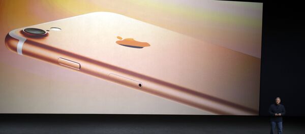 Директор маркетинга компаније Епл говори на представљању новог телефона Ајфон 7 у Сан Франциску - Sputnik Србија