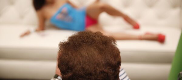 Мушкарац слика жену на с Сајму еротике у Лас Вегасу. Мушкарац слика жену на с Сајму еротике у Лас Вегасу. - Sputnik Србија