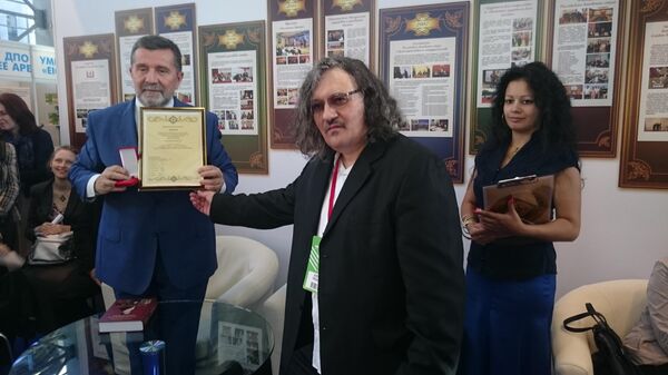 Амбасадору Славенку Терзићу на сајму је уручена награда Тера инкогнита Амбасадору Славенку Терзићу на сајму је уручена награда Тера инкогнита - Sputnik Србија